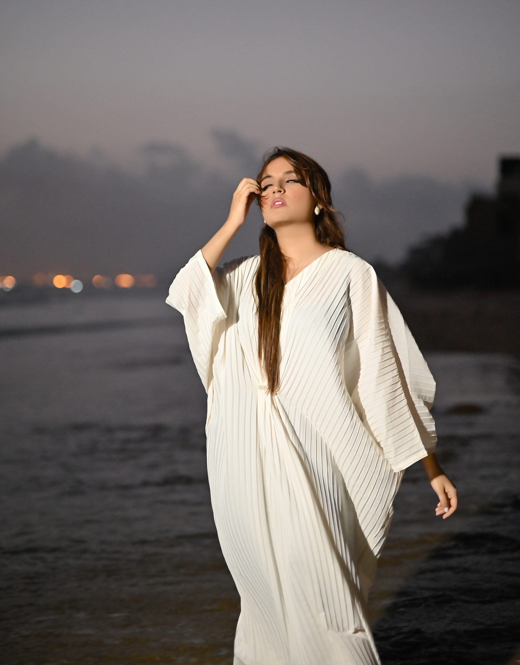 WHITE KAFTAN